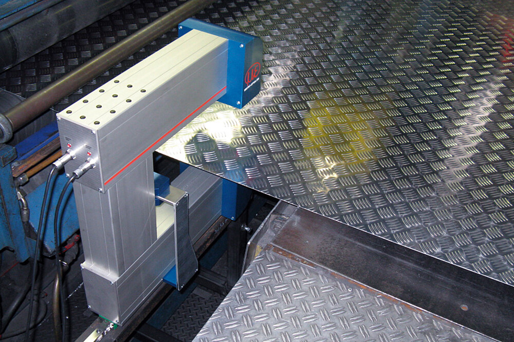 C-frame system measures thickness of aluminum warted plate