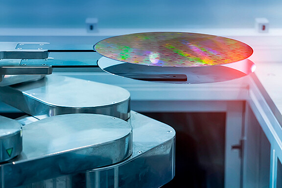 Capacitive sensors with picometer resolution